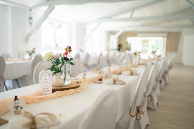 Miniature Photolikebyalain #9 Deux panneaux en bois indiquant ’P'tit coin’ et ’Vestiaire’ accrochés près d'une porte vitrée.