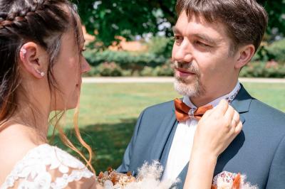 Miniature Photolikebyalain #7 Deux panneaux en bois indiquant ’P'tit coin’ et ’Vestiaire’ accrochés près d'une porte vitrée.