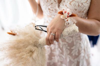 Miniature Photolikebyalain #2 Deux panneaux en bois indiquant ’P'tit coin’ et ’Vestiaire’ accrochés près d'une porte vitrée.