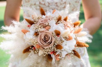 Miniature Photolikebyalain #4 Deux panneaux en bois indiquant ’P'tit coin’ et ’Vestiaire’ accrochés près d'une porte vitrée.