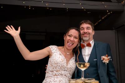 Miniature Photolikebyalain #11 Deux panneaux en bois indiquant ’P'tit coin’ et ’Vestiaire’ accrochés près d'une porte vitrée.