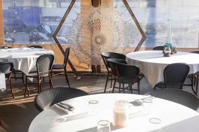 Miniature Location salle Rungis (Val-de-Marne) - Les Embruns #6 Plantes en pot sur une terrasse couverte avec des tables dressées et des chaises en osier.