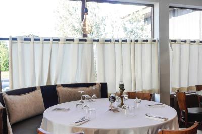 Miniature Location salle Rungis (Val-de-Marne) - Les Embruns #7 Plantes en pot sur une terrasse couverte avec des tables dressées et des chaises en osier.