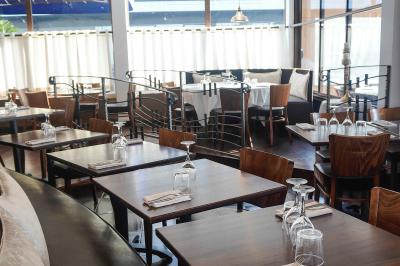 Miniature Location salle Rungis (Val-de-Marne) - Les Embruns #4 Plantes en pot sur une terrasse couverte avec des tables dressées et des chaises en osier.