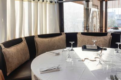 Miniature Location salle Rungis (Val-de-Marne) - Les Embruns #9 Plantes en pot sur une terrasse couverte avec des tables dressées et des chaises en osier.