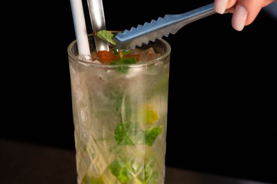 Desserts variés sur une table, incluant un tiramisu décoré d'une tranche d'orange, une mousse au chocolat et un cappuccino.