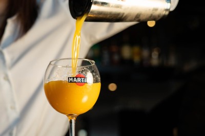 Desserts variés sur une table, incluant un tiramisu décoré d'une tranche d'orange, une mousse au chocolat et un cappuccino.