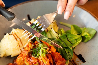 Desserts variés sur une table, incluant un tiramisu décoré d'une tranche d'orange, une mousse au chocolat et un cappuccino.