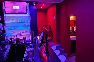 Miniature Location salle Bruxelles (Bruxelles-Capitale) - Karaoke Bar Sablon #4 Écran et panneau indiquant ’Karaoké Bar Sablon’ avec un micro, dans une salle éclairée par des lumières violettes.