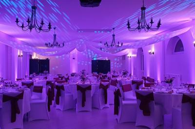 Miniature DJ Montévrain (Seine-et-Marne) - Madisoundlight #6 Des invités dansent autour de la mariée tenant des rubans colorés sous des guirlandes lumineuses dans une salle festive.