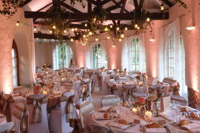 Miniature DJ Montévrain (Seine-et-Marne) - Madisoundlight #8 Des invités dansent autour de la mariée tenant des rubans colorés sous des guirlandes lumineuses dans une salle festive.