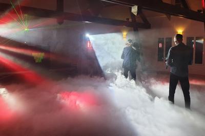 Miniature DJ Montévrain (Seine-et-Marne) - Madisoundlight #11 Des invités dansent autour de la mariée tenant des rubans colorés sous des guirlandes lumineuses dans une salle festive.