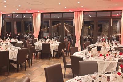 Miniature DJ Montévrain (Seine-et-Marne) - Madisoundlight #12 Des invités dansent autour de la mariée tenant des rubans colorés sous des guirlandes lumineuses dans une salle festive.