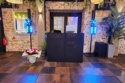 Miniature DJ Montévrain (Seine-et-Marne) - Madisoundlight #13 Des invités dansent autour de la mariée tenant des rubans colorés sous des guirlandes lumineuses dans une salle festive.