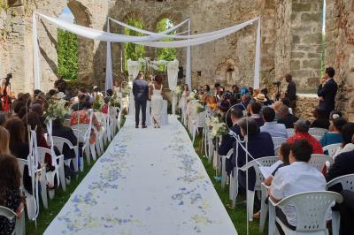 Miniature DJ Montévrain (Seine-et-Marne) - Madisoundlight #14 Des invités dansent autour de la mariée tenant des rubans colorés sous des guirlandes lumineuses dans une salle festive.