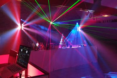 Miniature DJ Montévrain (Seine-et-Marne) - Madisoundlight #3 Salle de réception élégante avec tables rondes dressées, nappes blanches et décorations florales rouges.