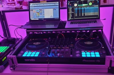 Miniature DJ Montévrain (Seine-et-Marne) - Madisoundlight #2 Salle de réception élégante avec tables rondes dressées, nappes blanches et décorations florales rouges.