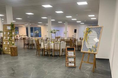 Miniature Location salle La Valette-du-Var (Var) - Espace de Réception Dayana #12 Salle de réception élégamment décorée avec des tables rondes, des chaises dorées et blanches, et des arrangements floraux.