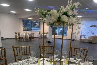 Miniature Location salle La Valette-du-Var (Var) - Espace de Réception Dayana #15 Salle de réception élégamment décorée avec des tables rondes, des chaises dorées et blanches, et des arrangements floraux.