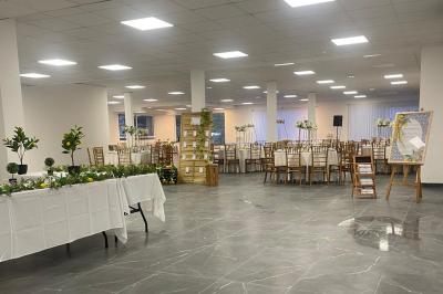 Miniature Location salle La Valette-du-Var (Var) - Espace de Réception Dayana #10 Salle de réception élégamment décorée avec des tables rondes, des chaises dorées et blanches, et des arrangements floraux.