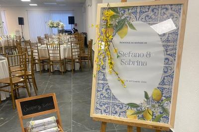 Miniature Location salle La Valette-du-Var (Var) - Espace de Réception Dayana #13 Salle de réception élégamment décorée avec des tables rondes, des chaises dorées et blanches, et des arrangements floraux.