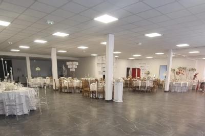 Miniature Location salle La Valette-du-Var (Var) - Espace de Réception Dayana #4 Salle de réception élégamment décorée avec des tables rondes, des chaises dorées et blanches, et des arrangements floraux.