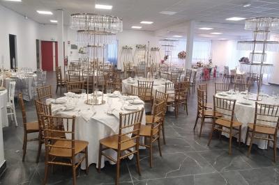 Miniature Location salle La Valette-du-Var (Var) - Espace de Réception Dayana #9 Salle de réception élégamment décorée avec des tables rondes, des chaises dorées et blanches, et des arrangements floraux.