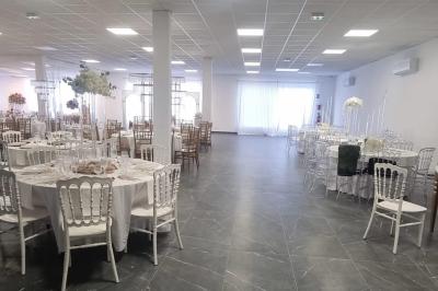 Miniature Location salle La Valette-du-Var (Var) - Espace de Réception Dayana #2 Salle de réception élégamment décorée avec des tables rondes, des chaises dorées et blanches, et des arrangements floraux.