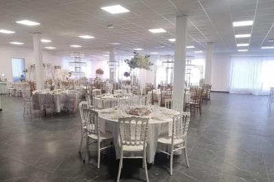 Miniature Location salle La Valette-du-Var (Var) - Espace de Réception Dayana #1 Salle de réception élégamment décorée avec des tables rondes, des chaises dorées et blanches, et des arrangements floraux.