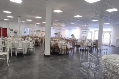 Miniature Location salle La Valette-du-Var (Var) - Espace de Réception Dayana #5 Salle de réception élégamment décorée avec des tables rondes, des chaises dorées et blanches, et des arrangements floraux.