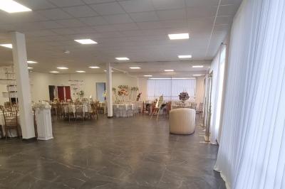 Miniature Location salle La Valette-du-Var (Var) - Espace de Réception Dayana #8 Salle de réception élégamment décorée avec des tables rondes, des chaises dorées et blanches, et des arrangements floraux.