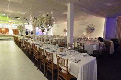 Miniature Location salle La Valette-du-Var (Var) - Espace de Réception Dayana #19 Salle de réception élégamment décorée avec des tables rondes, des chaises dorées et blanches, et des arrangements floraux.