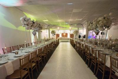 Miniature Location salle La Valette-du-Var (Var) - Espace de Réception Dayana #20 Salle de réception élégamment décorée avec des tables rondes, des chaises dorées et blanches, et des arrangements floraux.