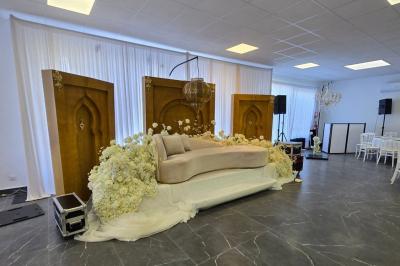 Miniature Location salle La Valette-du-Var (Var) - Espace de Réception Dayana #6 Salle de réception élégamment décorée avec des tables rondes, des chaises dorées et blanches, et des arrangements floraux.