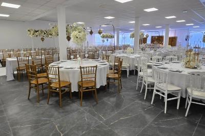 Miniature Location salle La Valette-du-Var (Var) - Espace de Réception Dayana #21 Salle de réception élégamment décorée avec des tables rondes, des chaises dorées et blanches, et des arrangements floraux.
