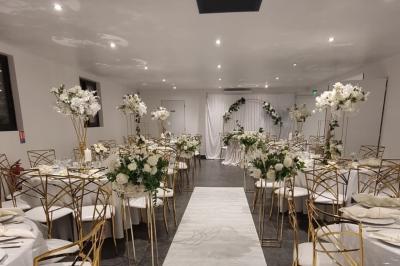 Salon décoré avec des tapis orientaux, un canapé doré, des coussins colorés et des éléments décoratifs traditionnels.