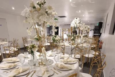 Salon décoré avec des tapis orientaux, un canapé doré, des coussins colorés et des éléments décoratifs traditionnels.