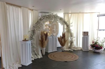 Salon décoré avec des tapis orientaux, un canapé doré, des coussins colorés et des éléments décoratifs traditionnels.