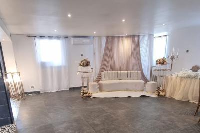 Salon décoré avec des tapis orientaux, un canapé doré, des coussins colorés et des éléments décoratifs traditionnels.