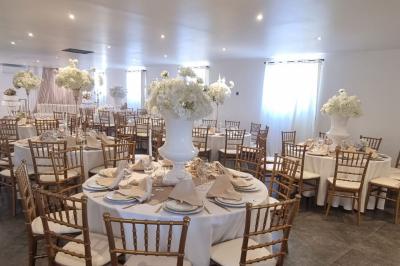 Salon décoré avec des tapis orientaux, un canapé doré, des coussins colorés et des éléments décoratifs traditionnels.