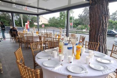 Salon décoré avec des tapis orientaux, un canapé doré, des coussins colorés et des éléments décoratifs traditionnels.