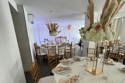 Salon décoré avec des tapis orientaux, un canapé doré, des coussins colorés et des éléments décoratifs traditionnels.