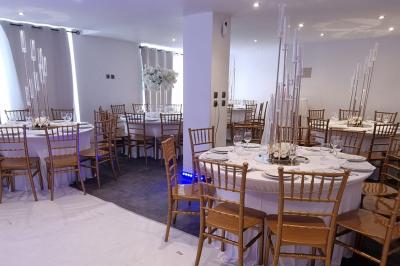 Salon décoré avec des tapis orientaux, un canapé doré, des coussins colorés et des éléments décoratifs traditionnels.