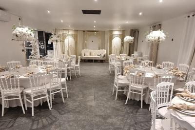 Salon décoré avec des tapis orientaux, un canapé doré, des coussins colorés et des éléments décoratifs traditionnels.