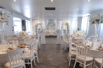 Salon décoré avec des tapis orientaux, un canapé doré, des coussins colorés et des éléments décoratifs traditionnels.