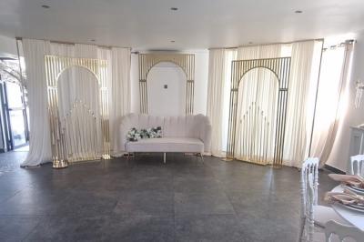 Salon décoré avec des tapis orientaux, un canapé doré, des coussins colorés et des éléments décoratifs traditionnels.