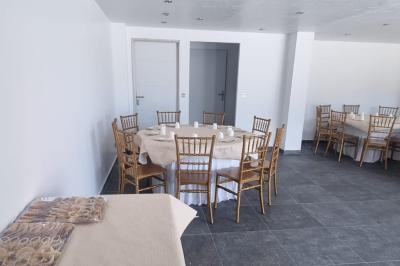 Salon décoré avec des tapis orientaux, un canapé doré, des coussins colorés et des éléments décoratifs traditionnels.