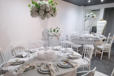 Salon décoré avec des tapis orientaux, un canapé doré, des coussins colorés et des éléments décoratifs traditionnels.