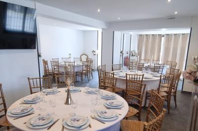 Salon décoré avec des tapis orientaux, un canapé doré, des coussins colorés et des éléments décoratifs traditionnels.