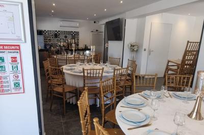 Salon décoré avec des tapis orientaux, un canapé doré, des coussins colorés et des éléments décoratifs traditionnels.